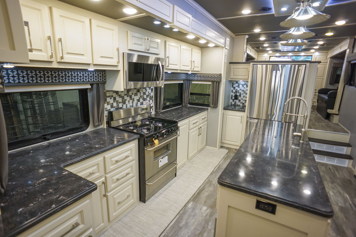 luxury 5th wheel front living