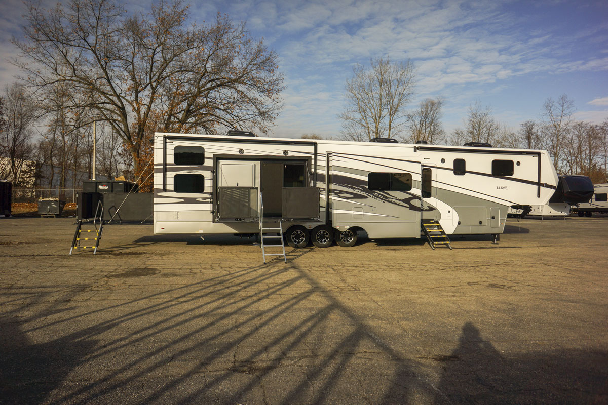 luxury toy hauler 5th wheel exterior