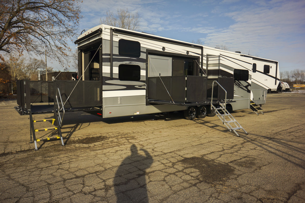 luxury toy hauler 5th wheel exterior
