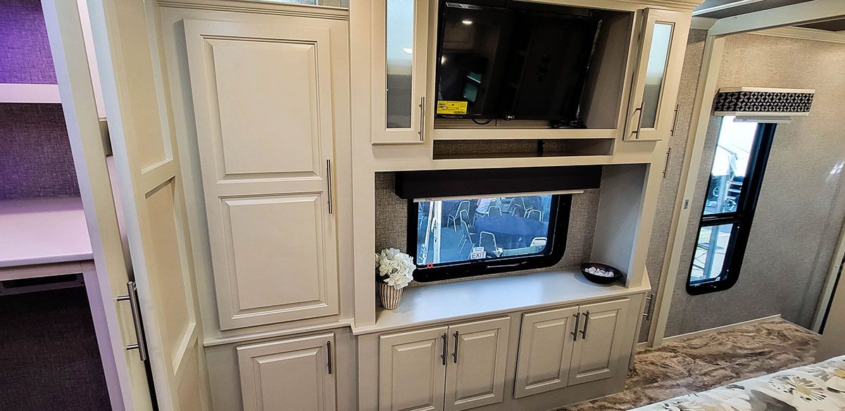 full time luxury fifth wheel entertainment center