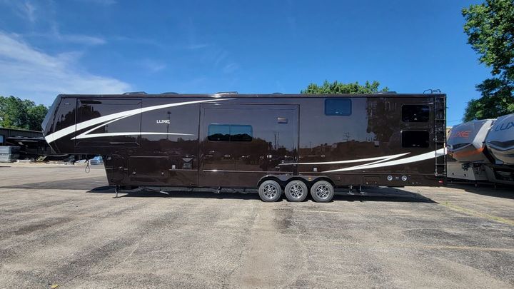 luxe luxury toy hauler paint