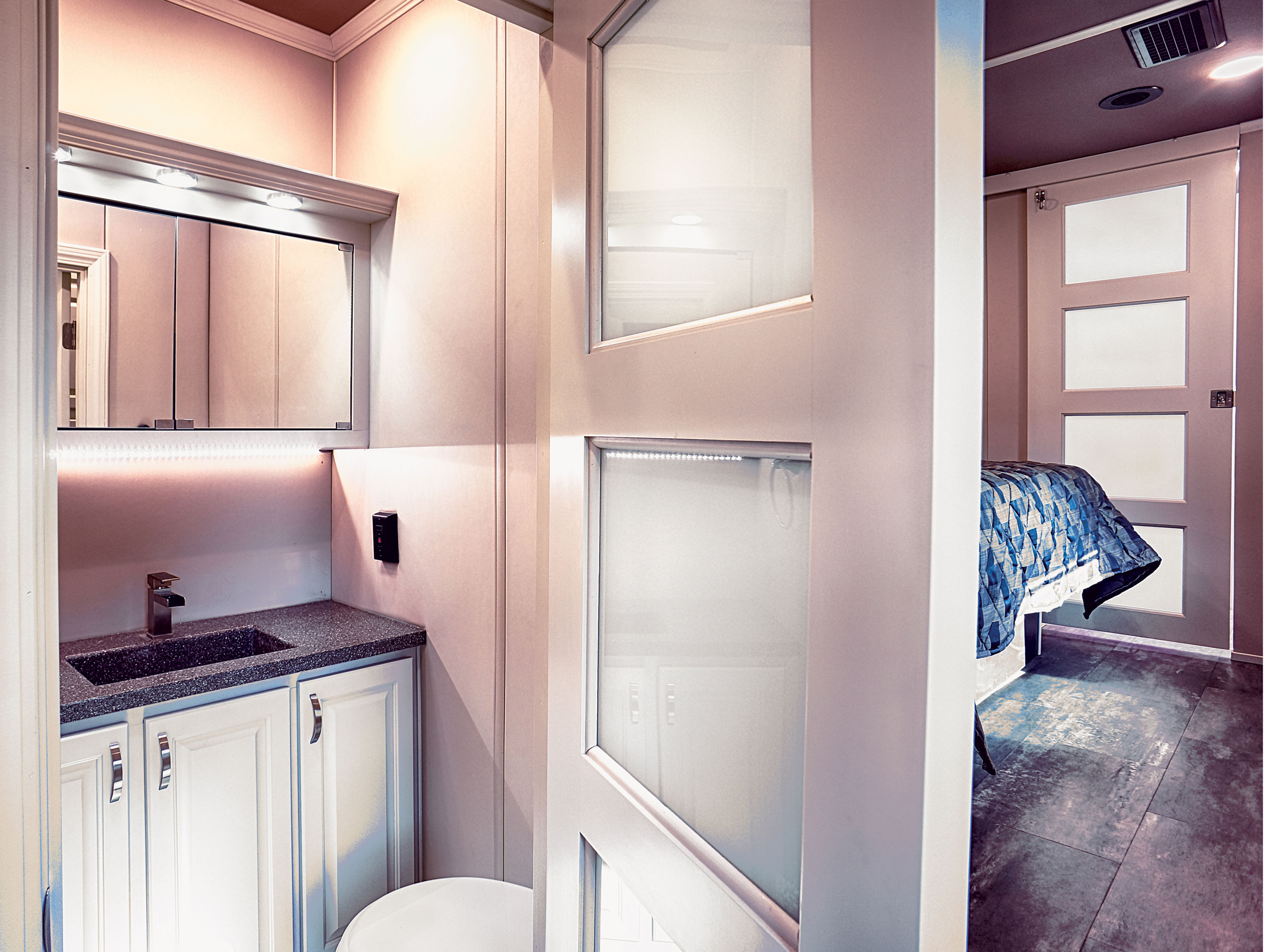 luxury fifth wheel half bath