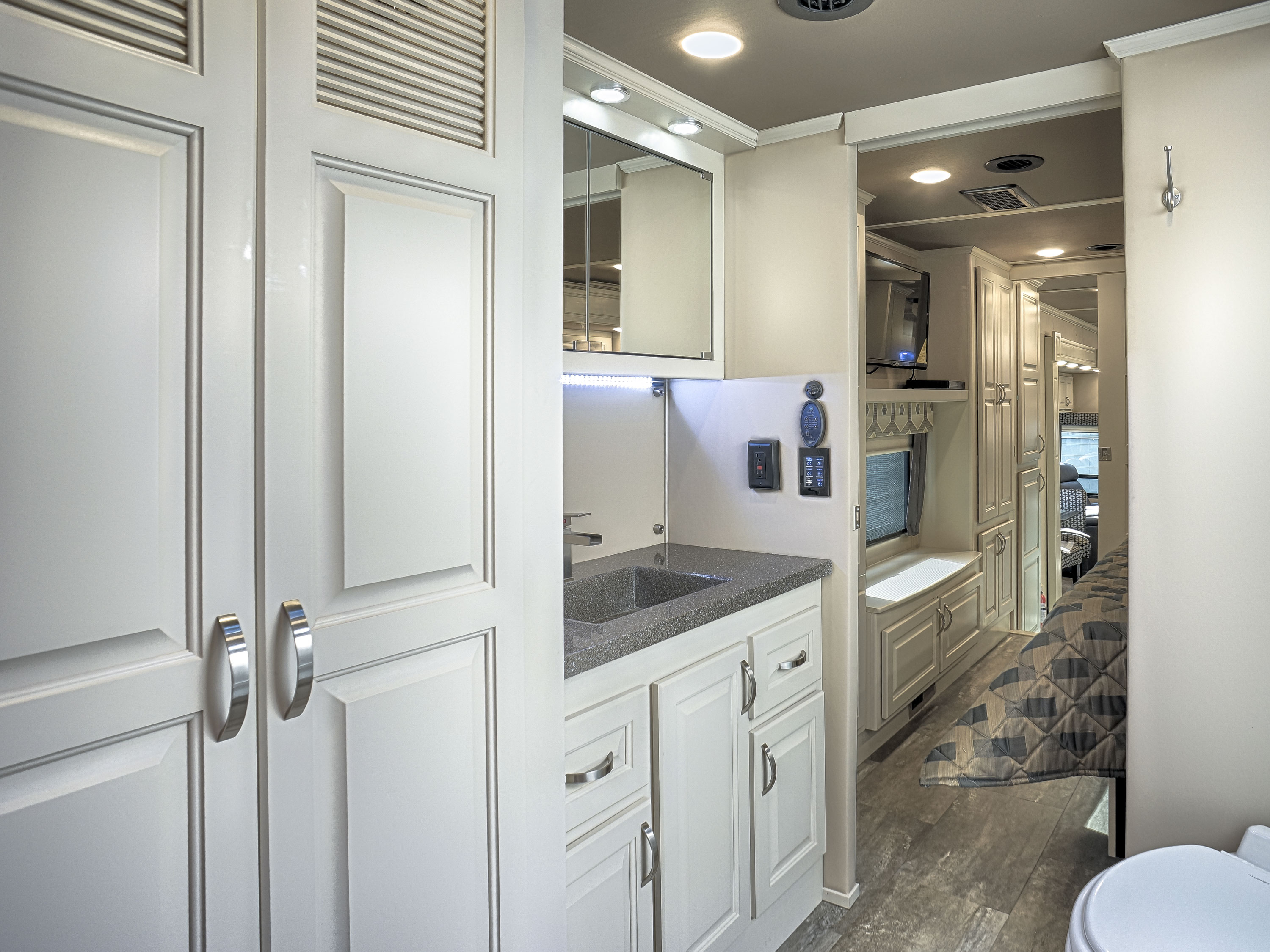 luxury fifth wheel master bath